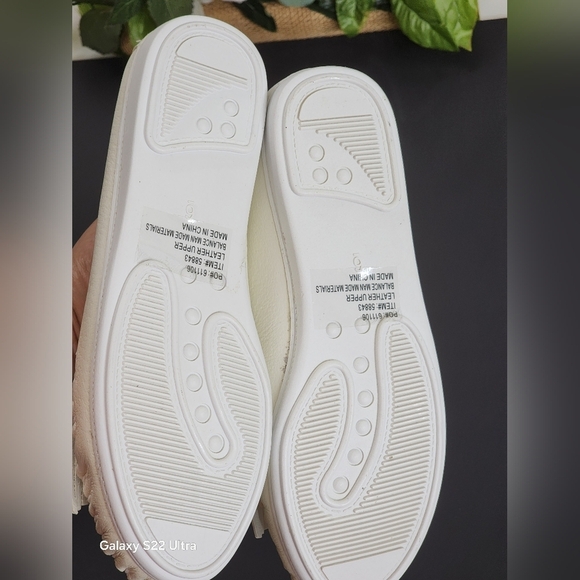 Mi White Moccasins with Beaded Design - Picture 4 of 5